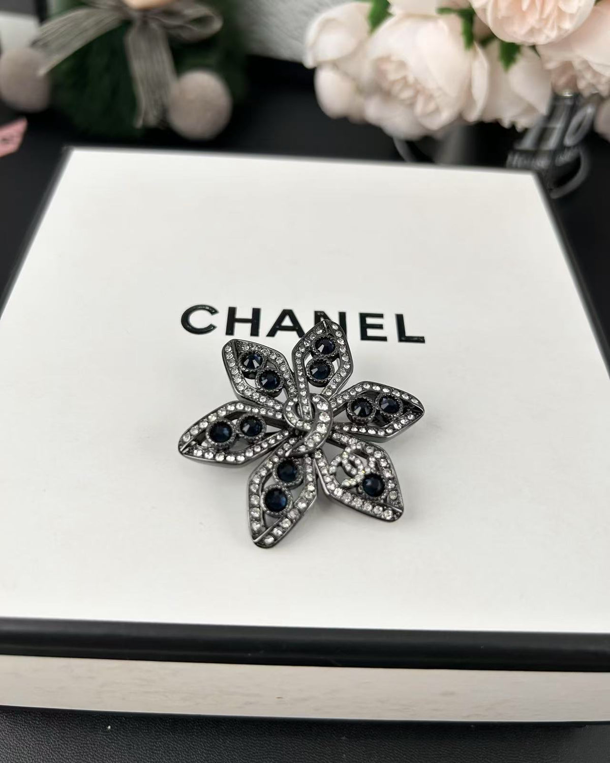 Openwork Flower Outline Brooch