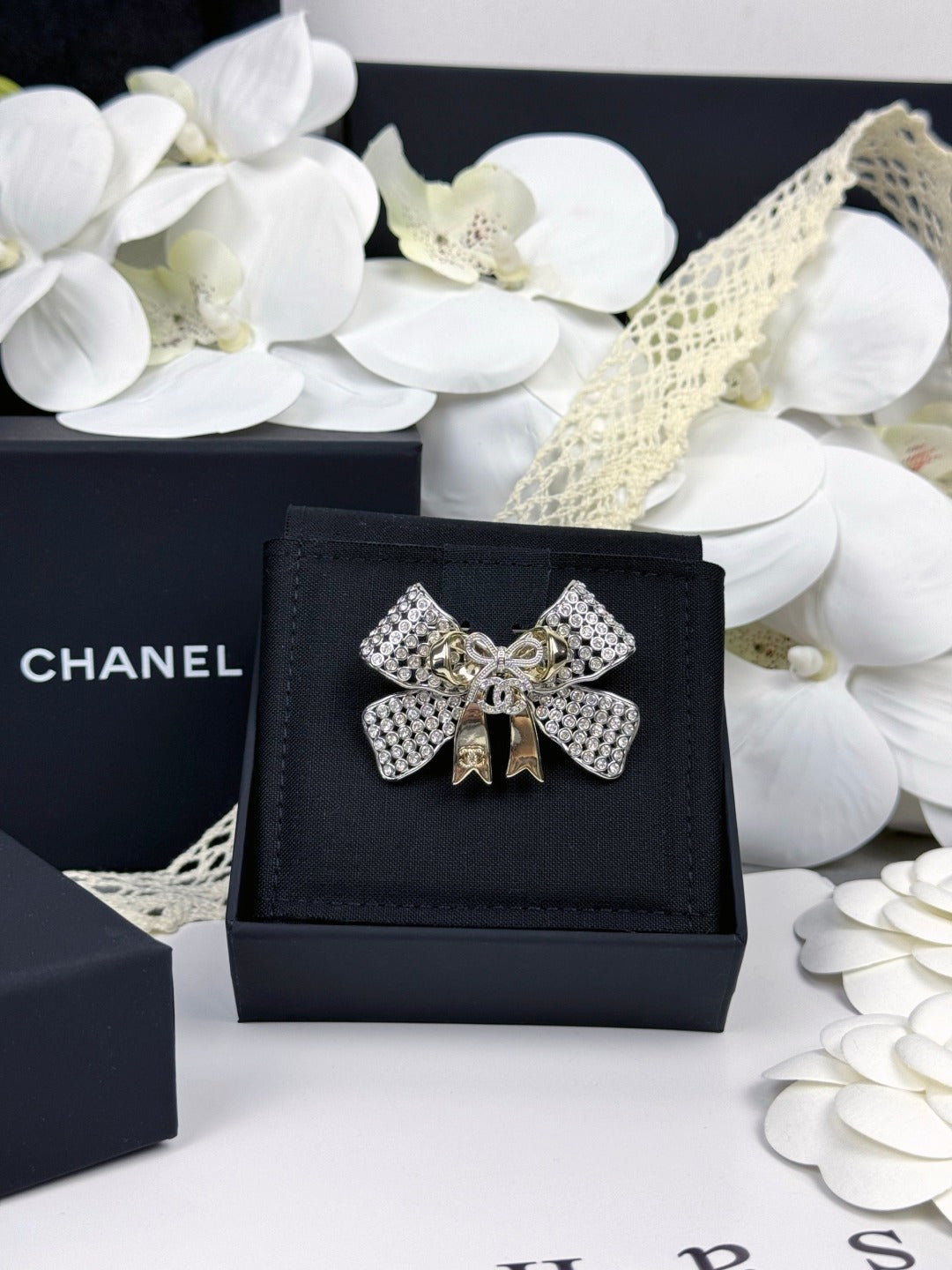 Sparkling Bow Brooch with Ribbon Tails