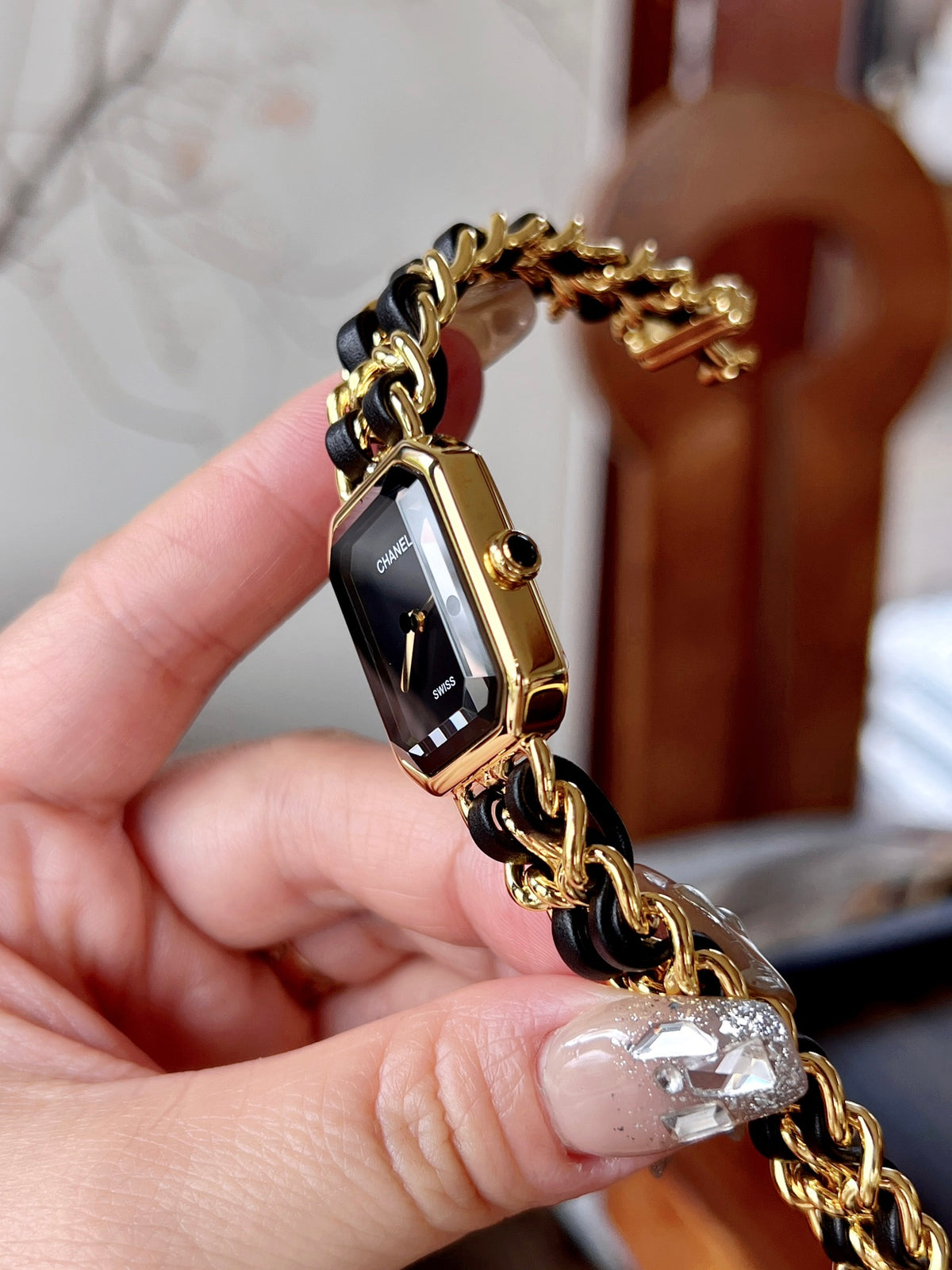 Montre à quartz rectangulaire dorée avec bracelet chaîne 001