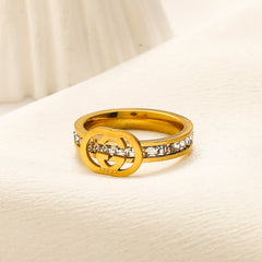 Anillo de banda con emblema fino y detalles en piedra