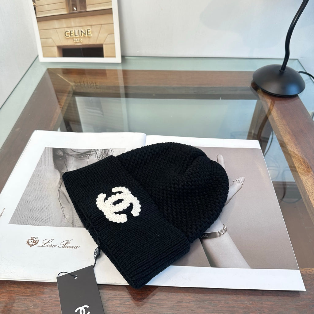 Bonnet côtelé à revers avec emblème brodé