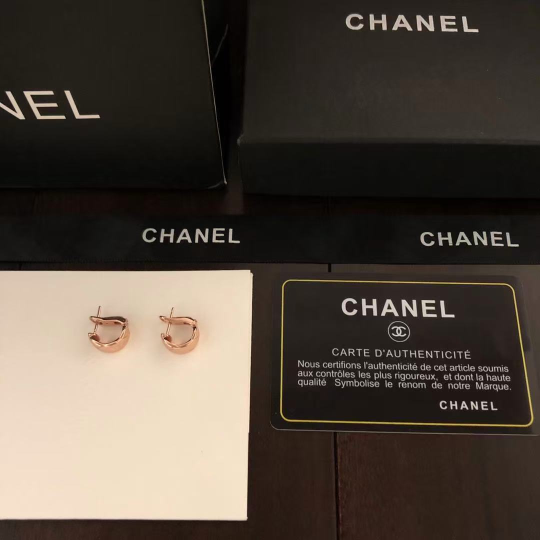 Aretes huggie con patrón de diamante pulido