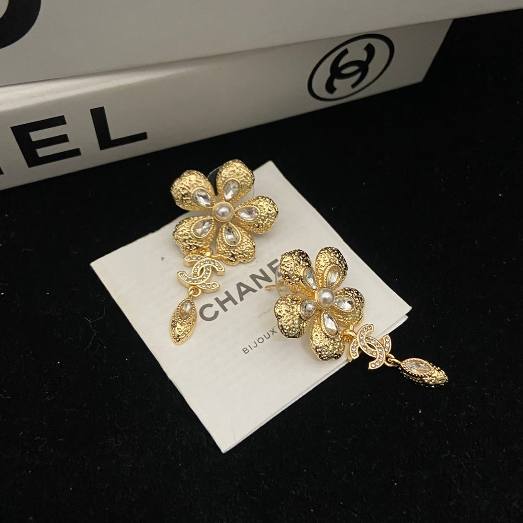 Boucles d'oreilles pendantes fleur et chaîne effet perle