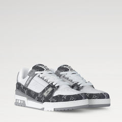 Zapatillas bajas grises y blancas con monograma