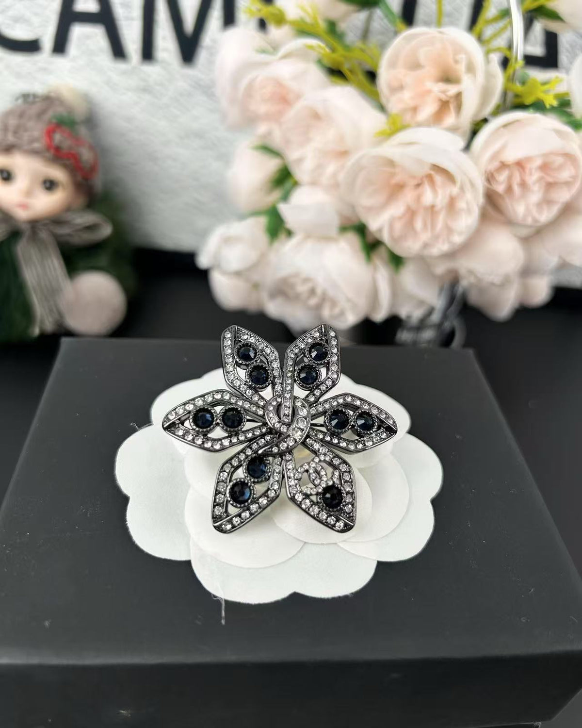 Openwork Flower Outline Brooch