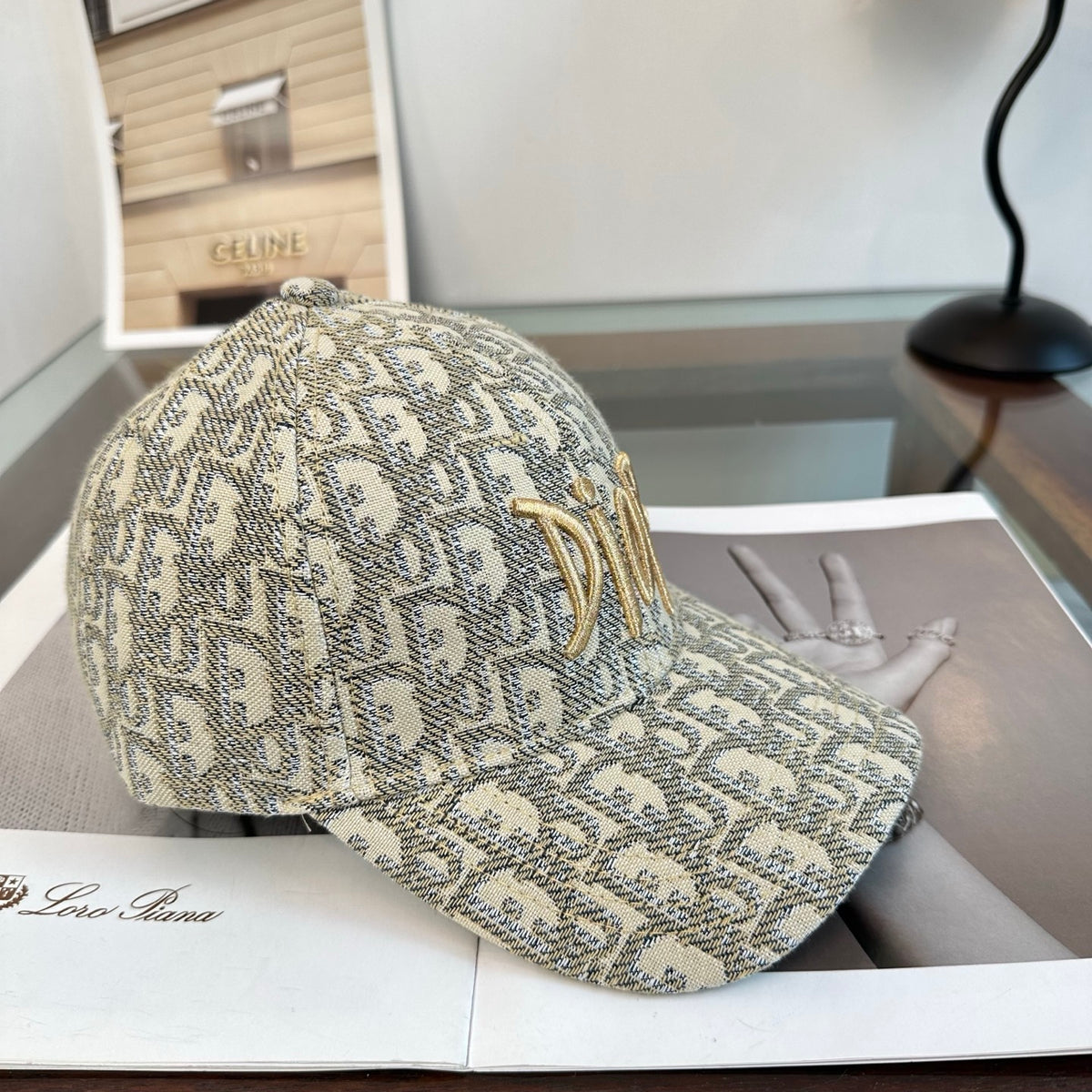 Gorra de béisbol con letras de monograma