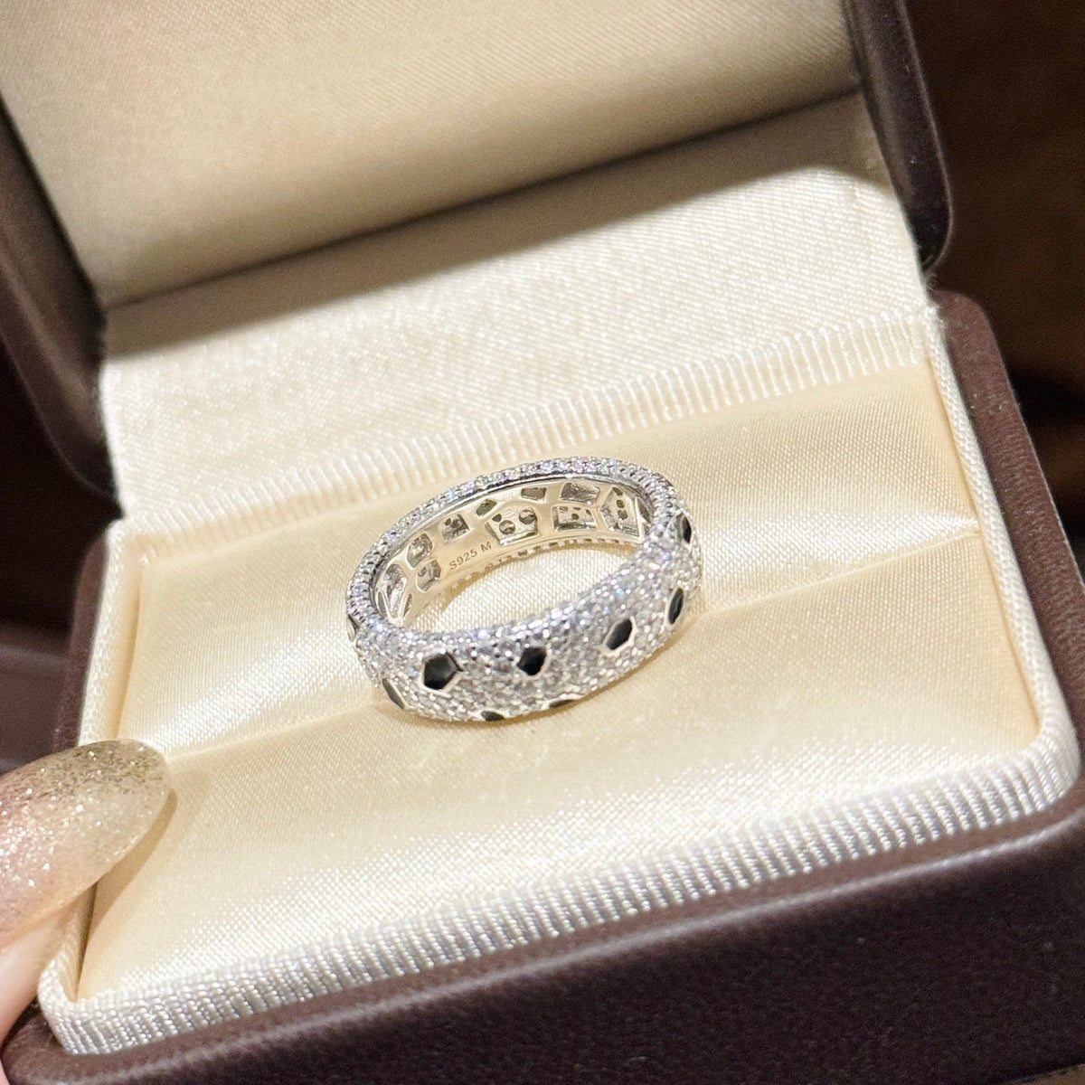 Anillo de banda con diseño de puntos pavé en tono plateado