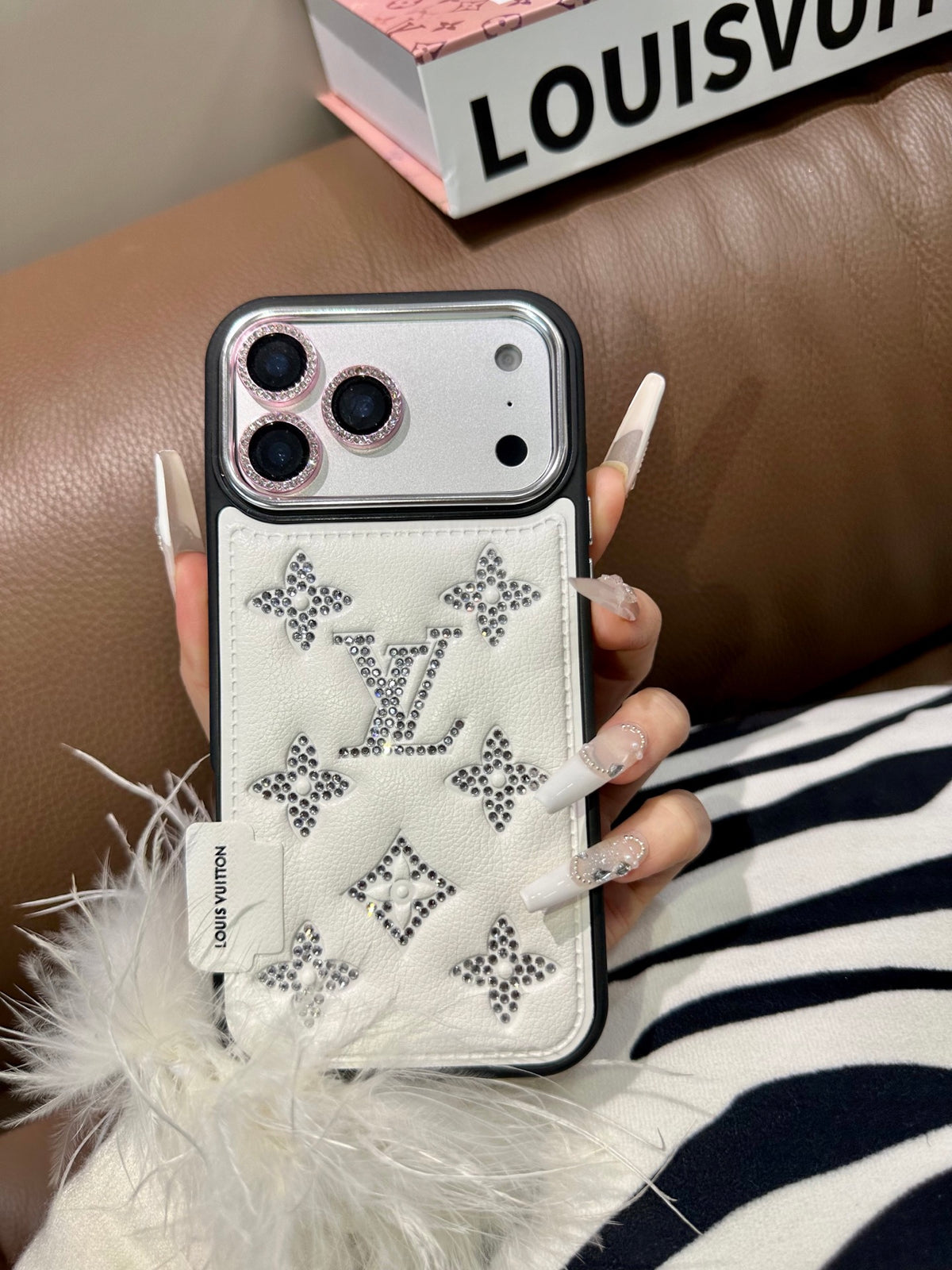 Funda de teléfono acolchada con monograma y detalles brillantes