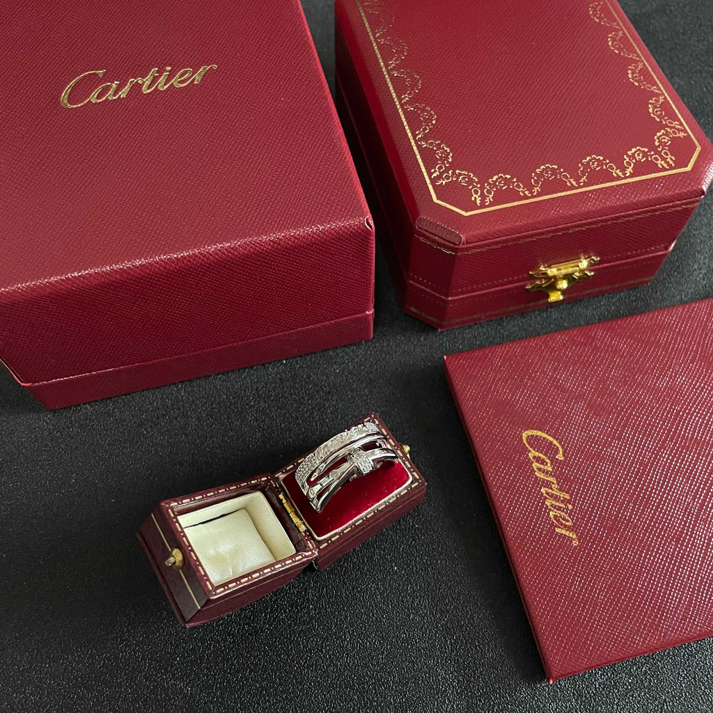 Bague à trois anneaux avec rangée pavée et motif barreudier