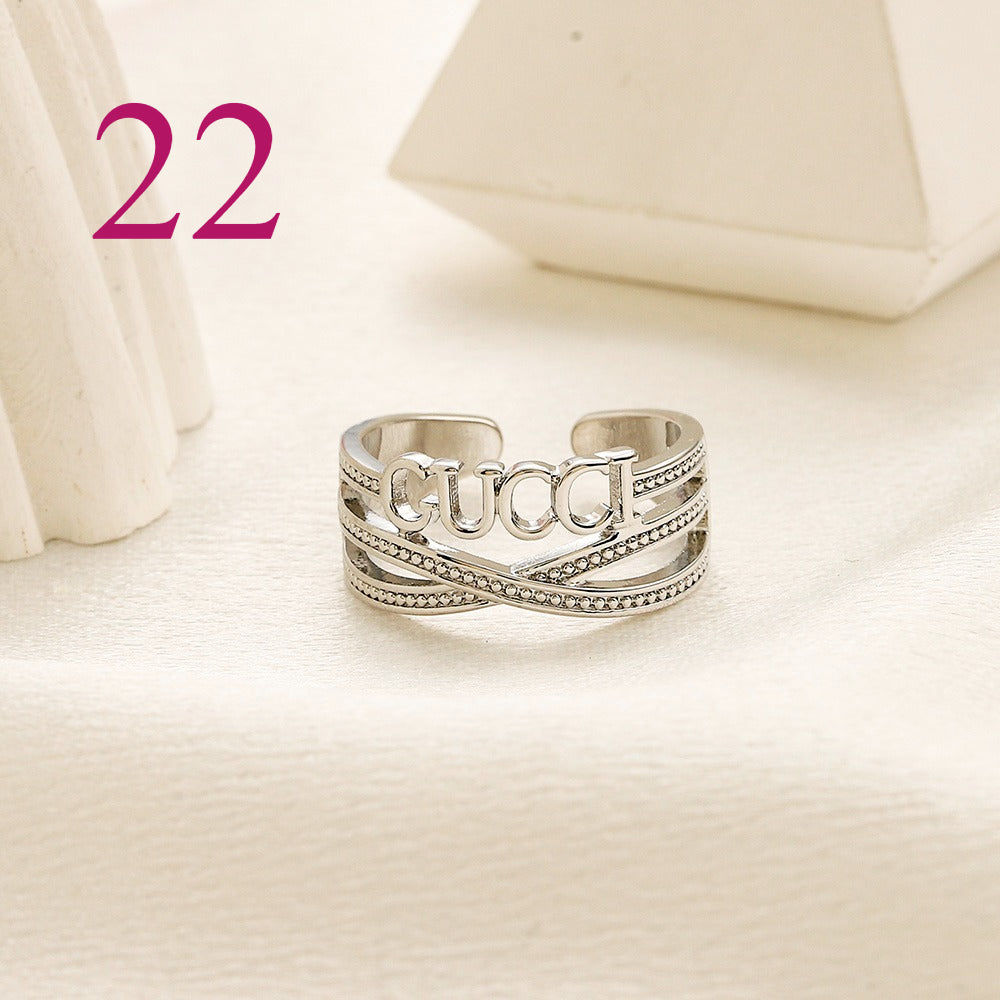 Anillo abierto texturizado con emblema entrelazado