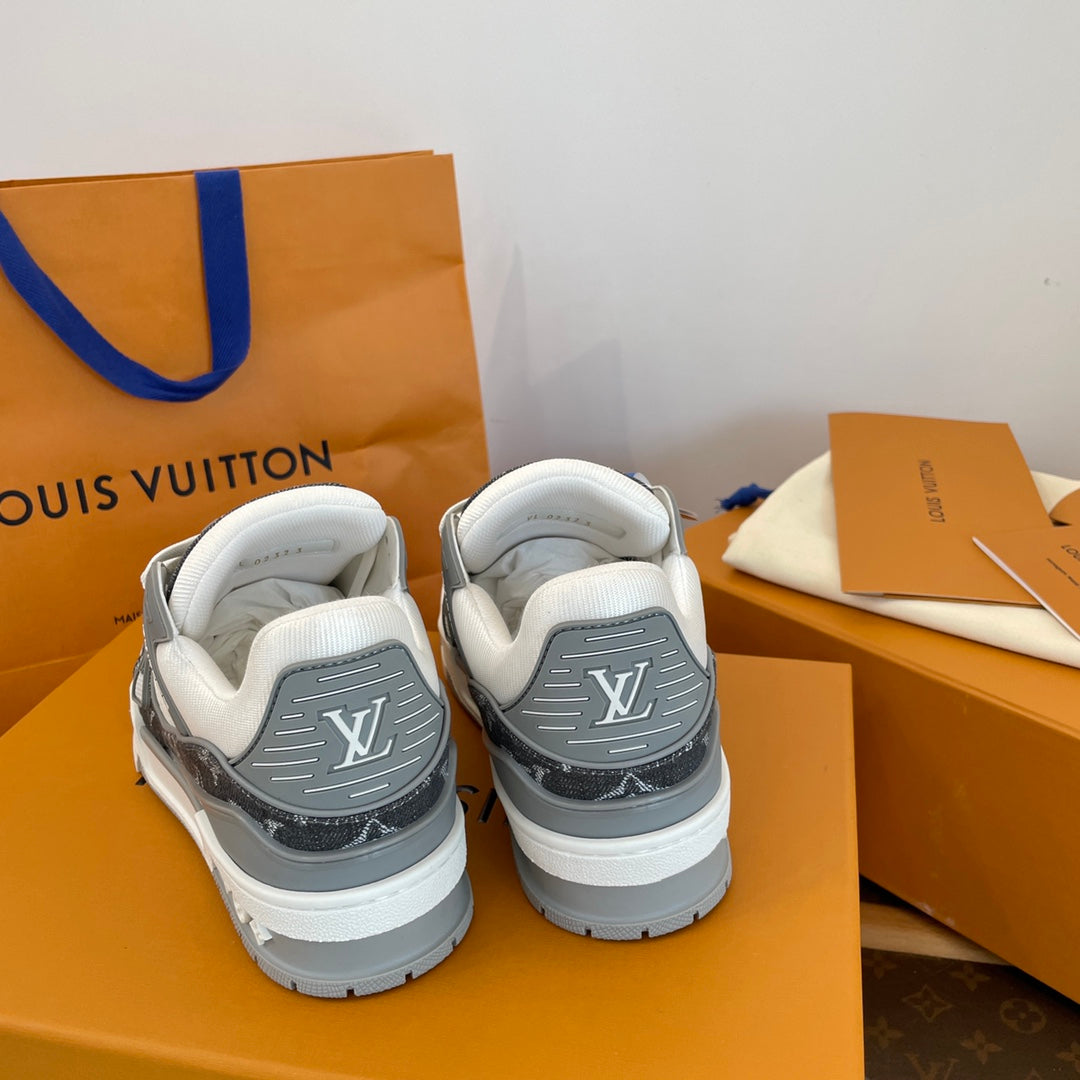 Zapatillas bajas grises y blancas con monograma
