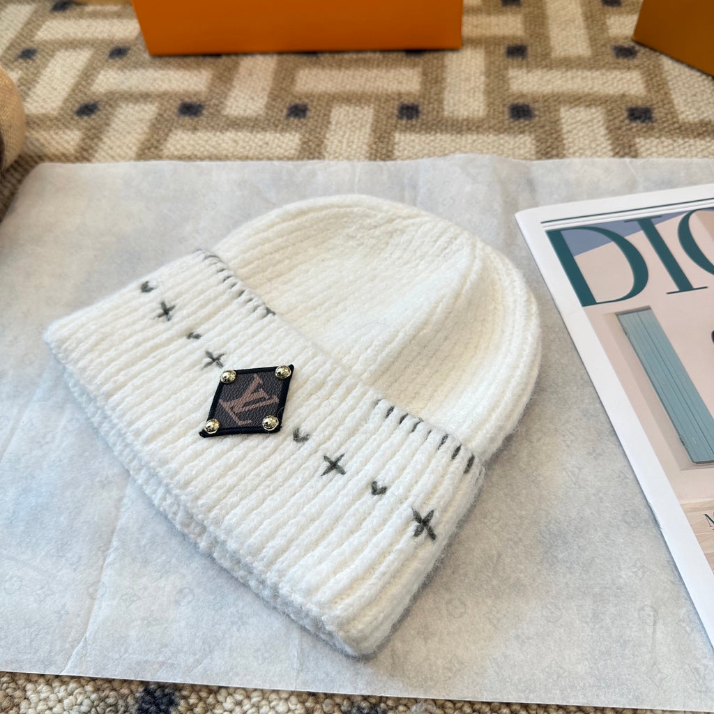 Gorro com Padrão, Dobra e Emblema Bordado