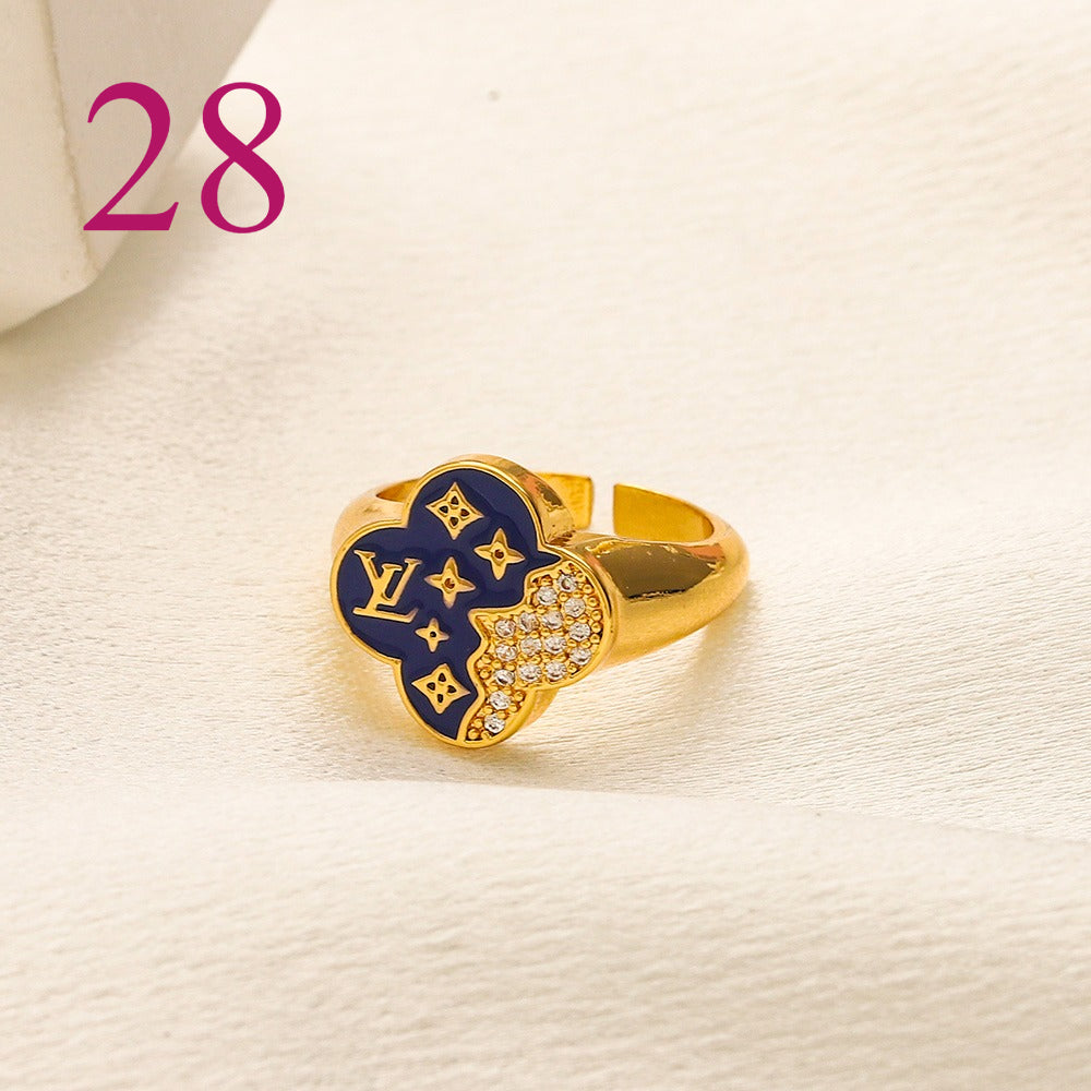 Anillo abierto texturizado con emblema entrelazado