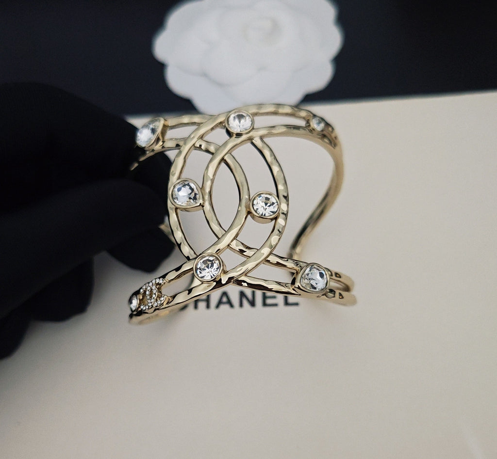 Pulsera rígida entrelazada con detalles de piedra