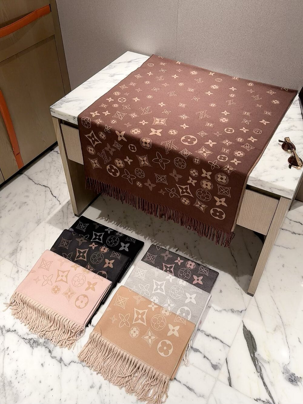 Bufanda cruzada con monograma floral integral