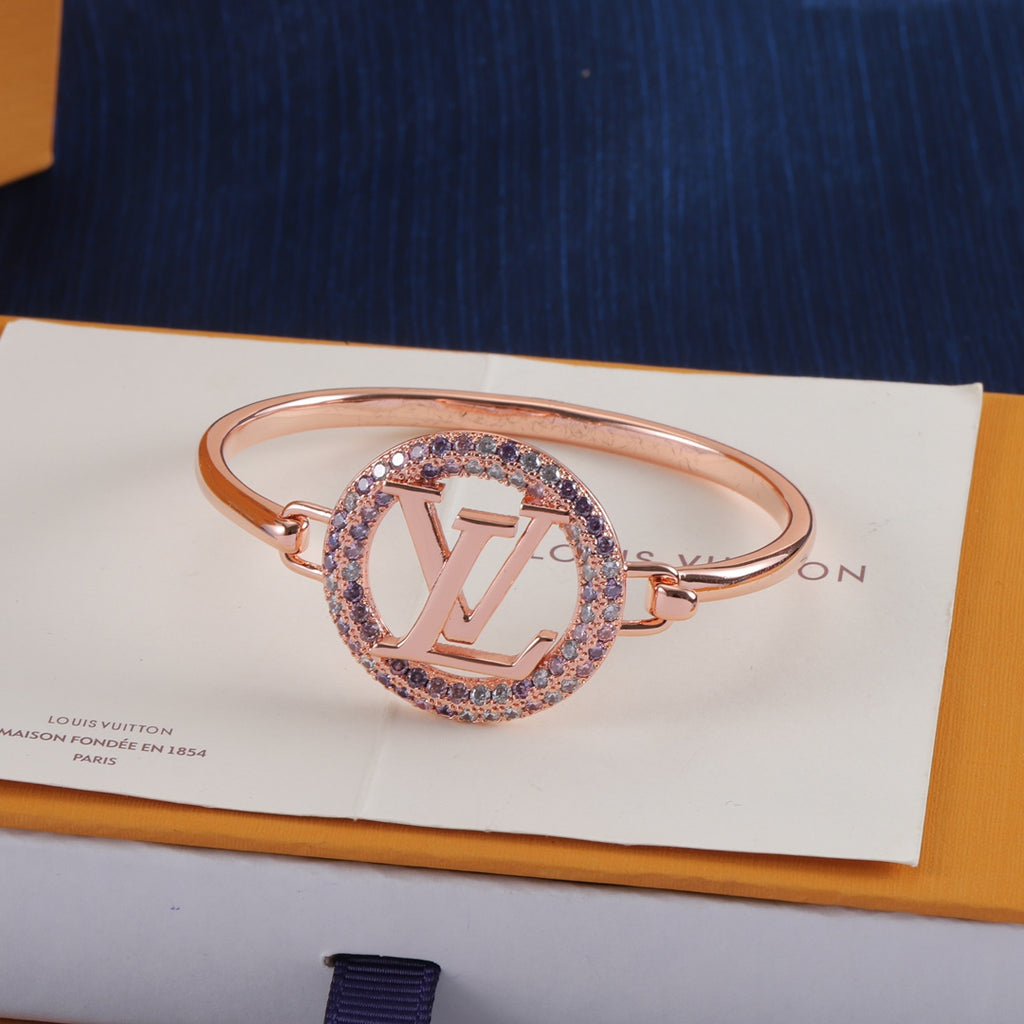 Pulseira rígida redonda com monograma e pavé