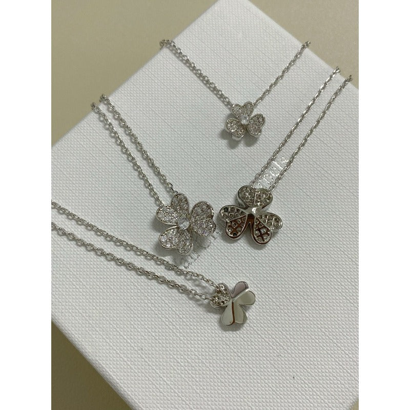 Collar con colgante de flores agrupadas - Opciones de tamaño