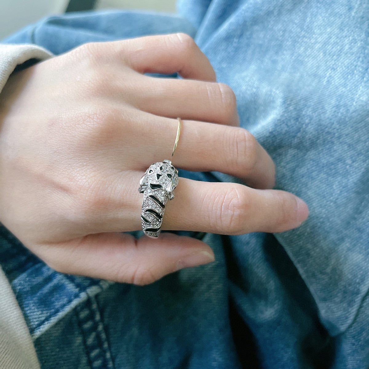 Anillo abierto de cabeza de pantera en tono plateado con manchas oscuras