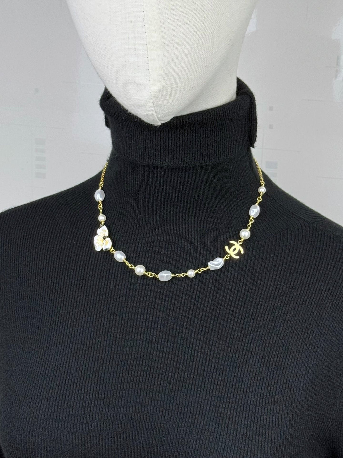 Gold Tone Enamel Flower Faux Pearl Choker Necklace