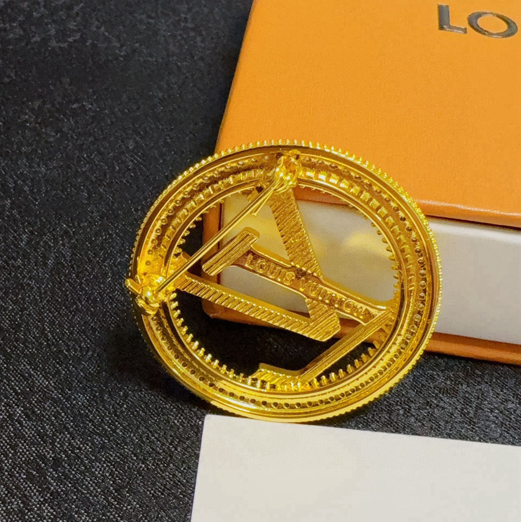 Broche con emblema de letra redonda y borde de cuerda