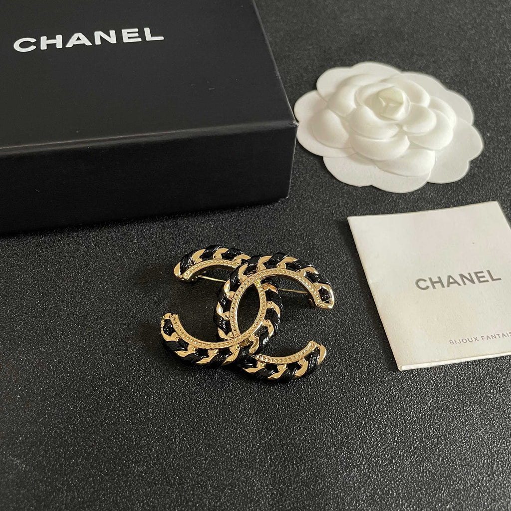 Chain-Edge Emblem Brooch with Contrast Inlay