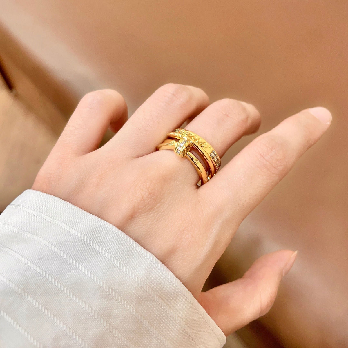 Bague à trois anneaux avec rangée pavée et motif barreudier