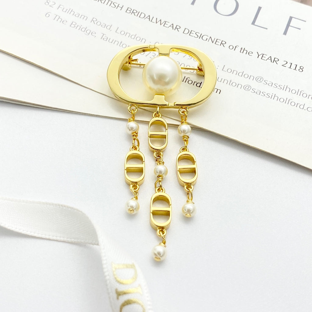 Broche de barra con cuentas ovaladas y borlas de eslabones