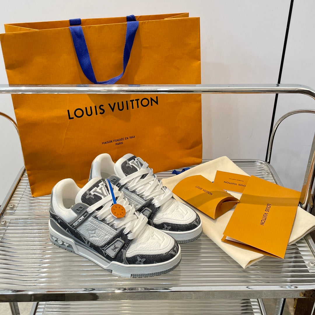 Zapatillas bajas grises y blancas con monograma