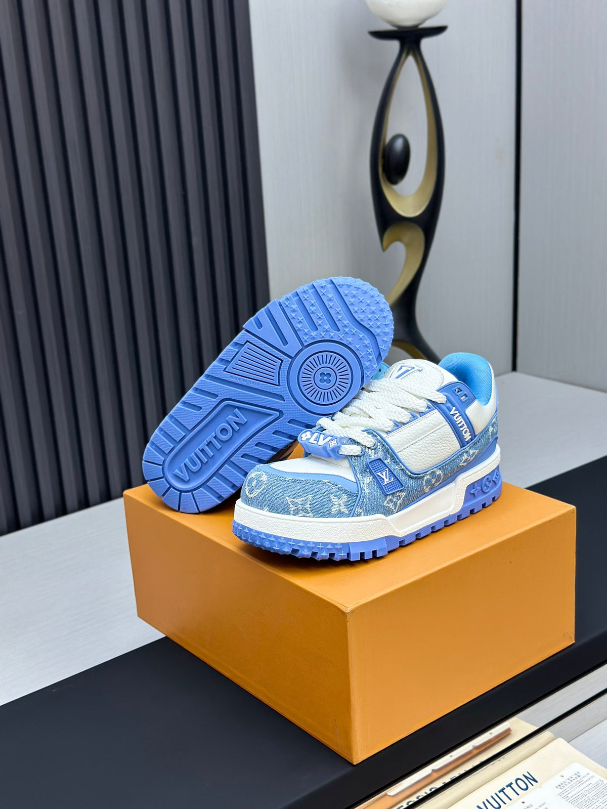 Zapatillas bajas de caña ancha con monograma azul