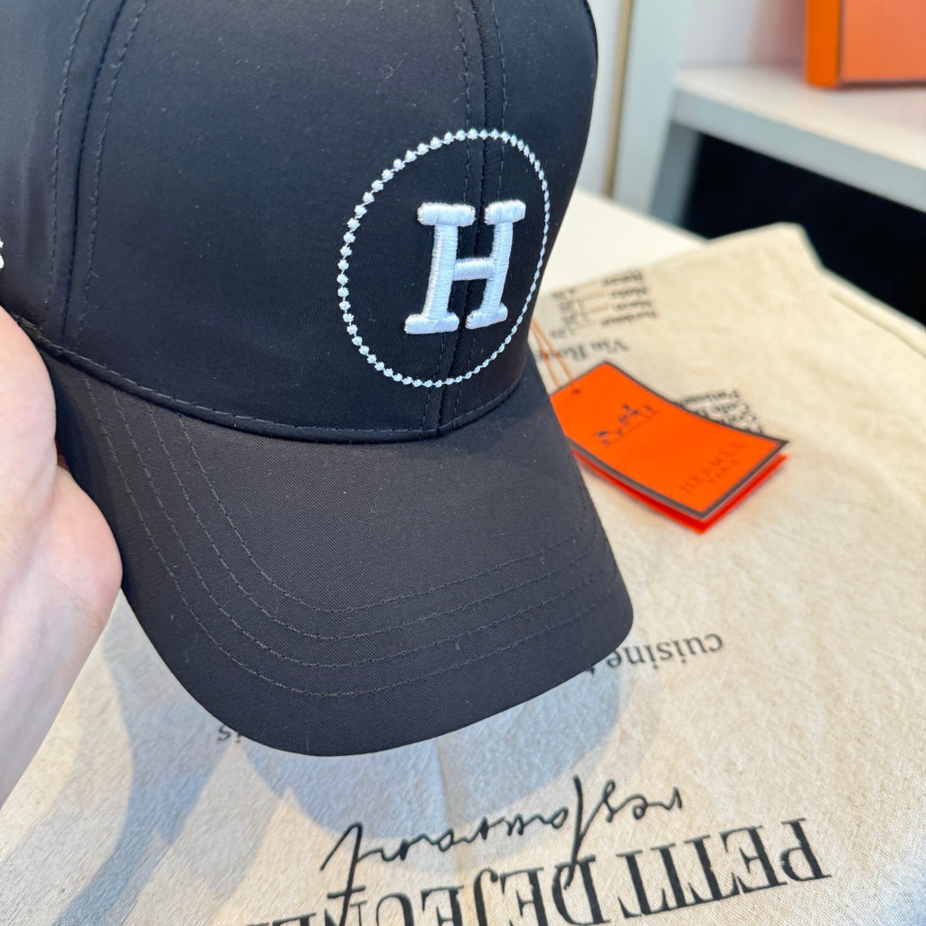 Gorra de béisbol con motivo de círculo y letra H