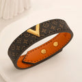 Pulsera con correa de monograma de acero inoxidable 304 con detalle en V