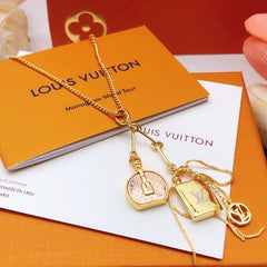 Collar con colgante de corazón y cuadrado abierto