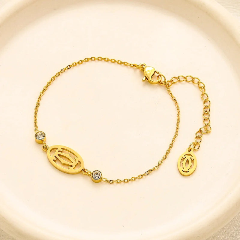 Pulseira em corrente com monograma oval em aço inoxidável 304 e detalhes em pedra