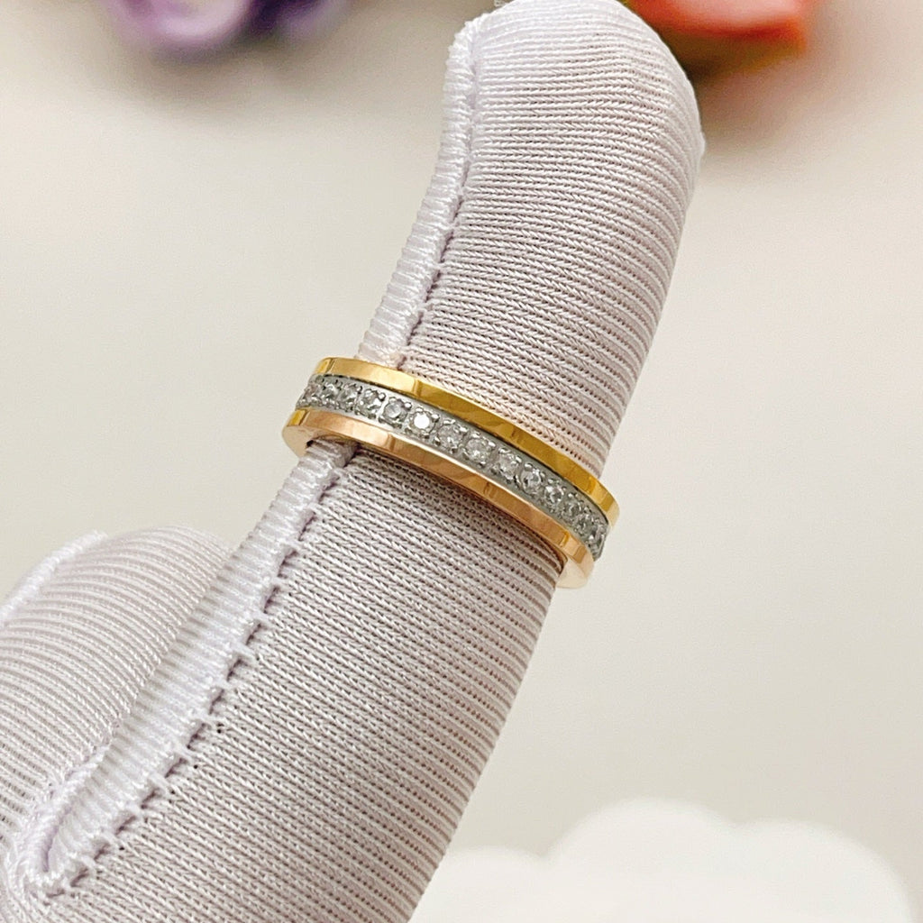 Anillo de banda en tono dorado con hilera de pavé incrustada