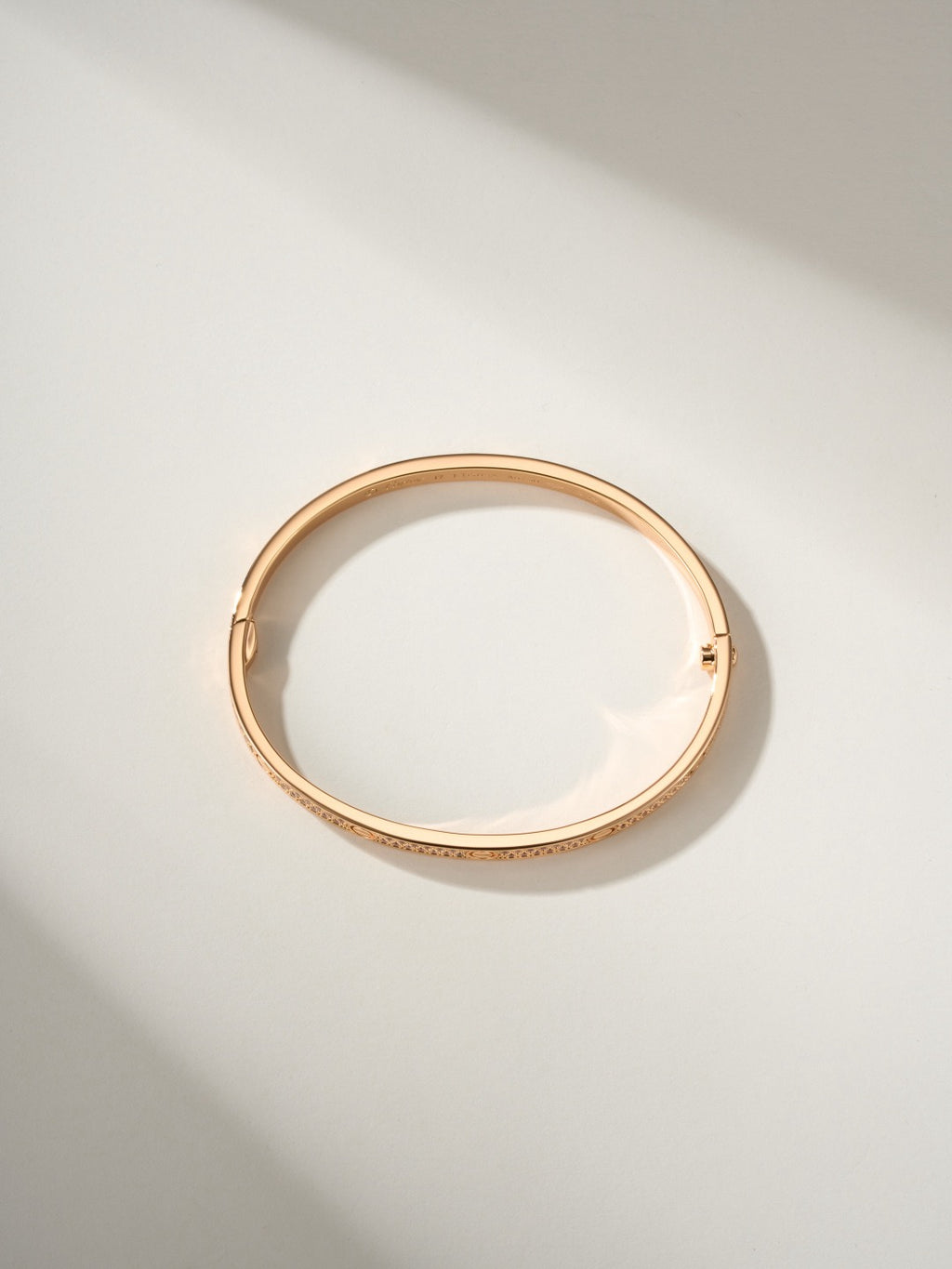 Bracelet jonc clouté à vis apparentes