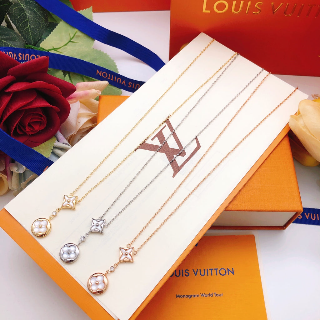 Collier carré à pendentif avec monogramme et motif floral