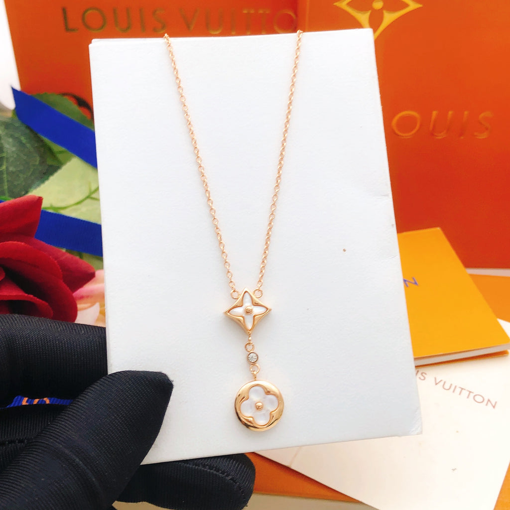 Collier carré à pendentif avec monogramme et motif floral