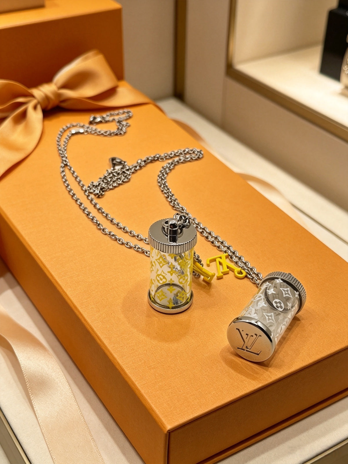 Collar con colgante de reloj de arena - Opciones de color