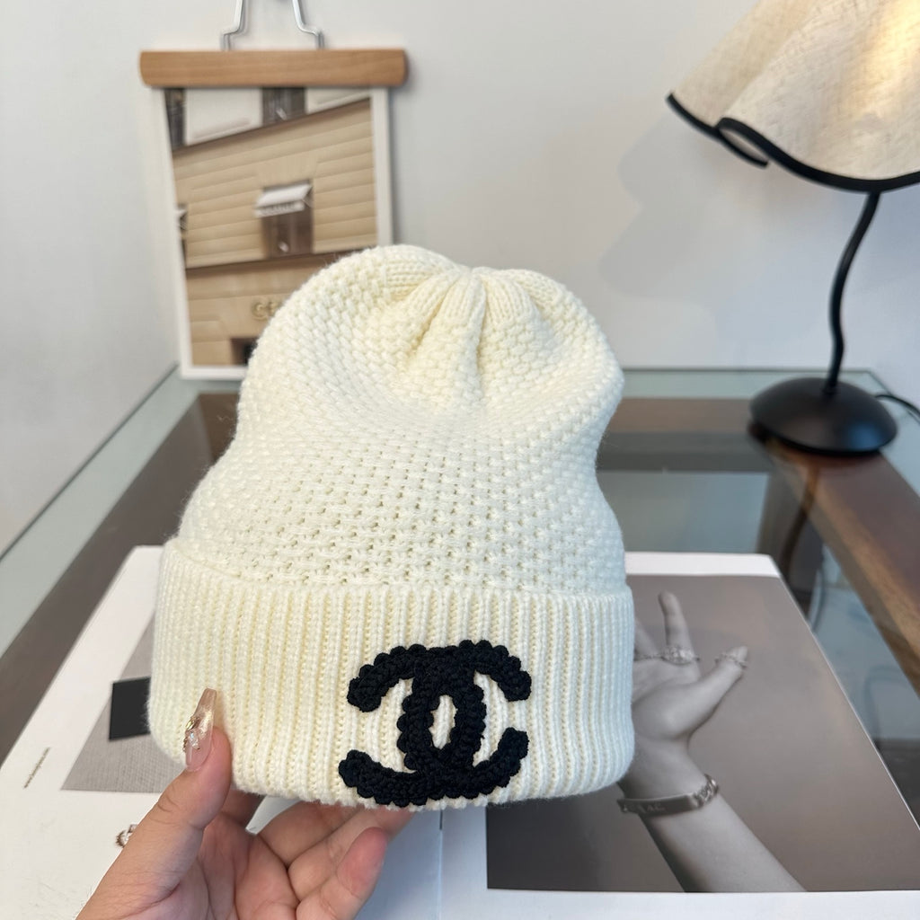 Bonnet côtelé à revers avec emblème brodé