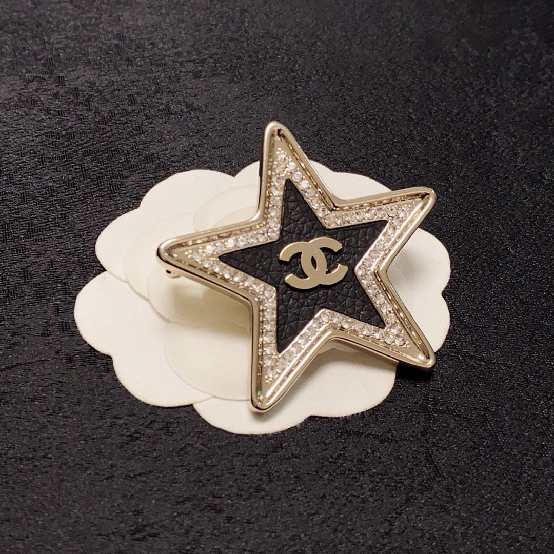 Broche de emblema de estrella abierta