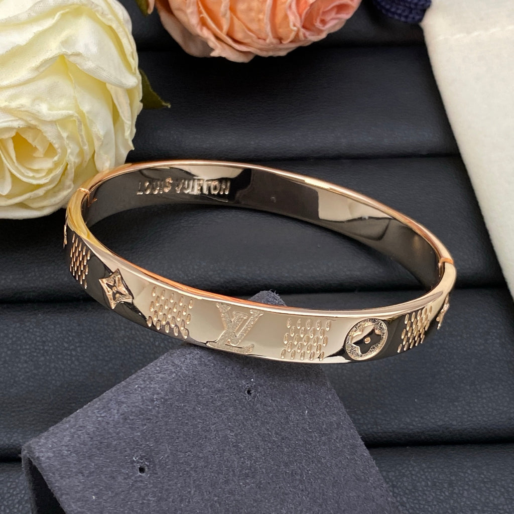 Pulsera rígida tipo banda con monograma grabado