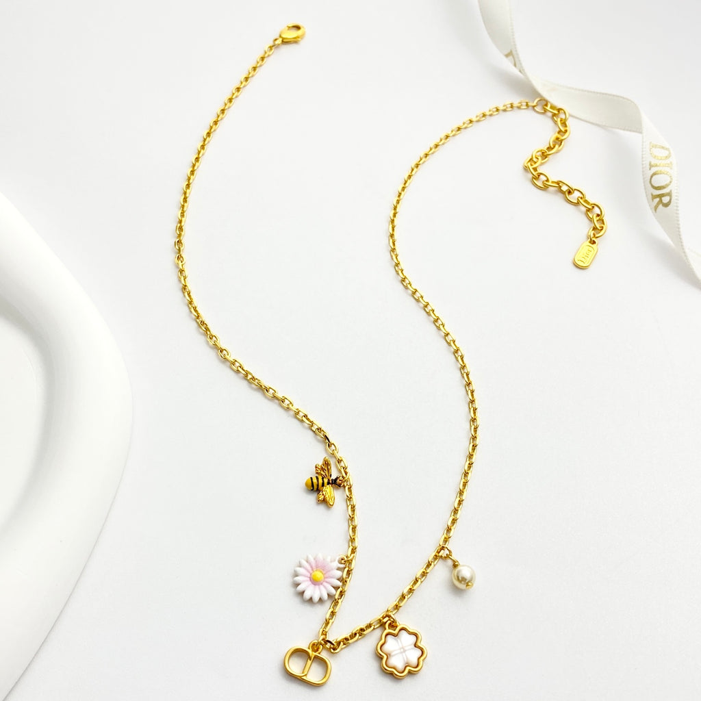 Collier floral et perles imitation nacre