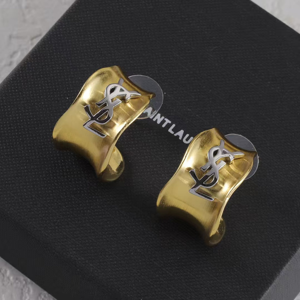 Brincos de mola com emblema quadrado de dois tons