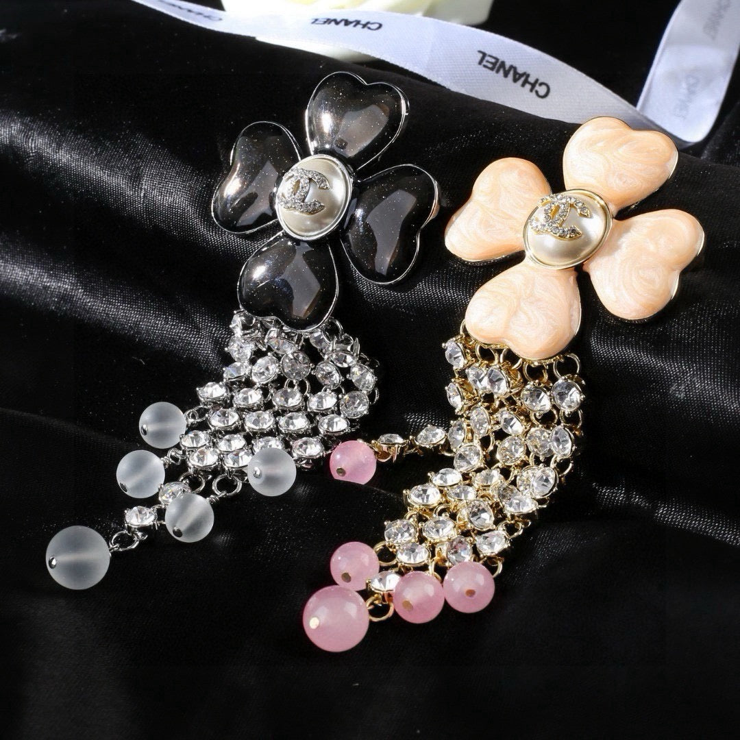 Broche fleurie avec chaîne en pierres et perles pendantes