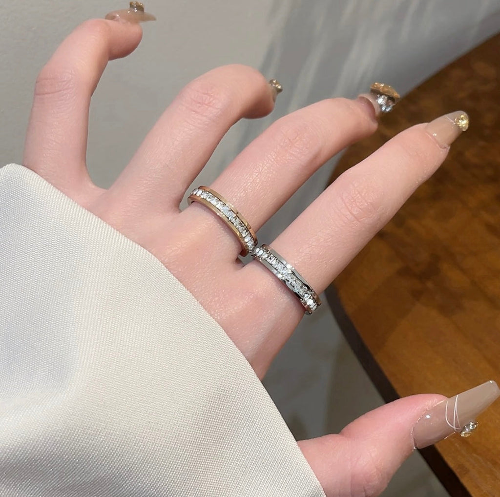 Anillo de banda en tono dorado con hilera de pavé incrustada