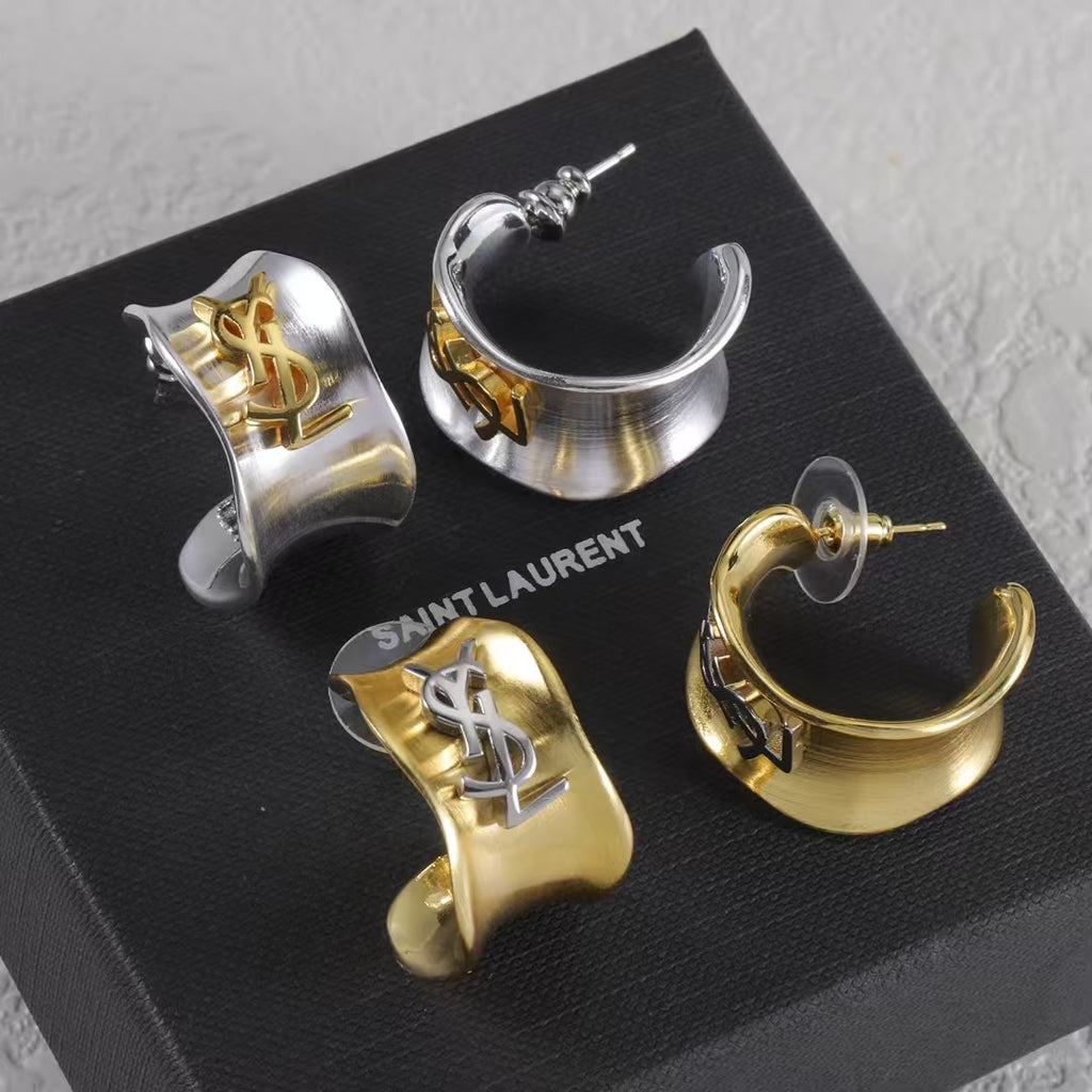 Brincos de mola com emblema quadrado de dois tons