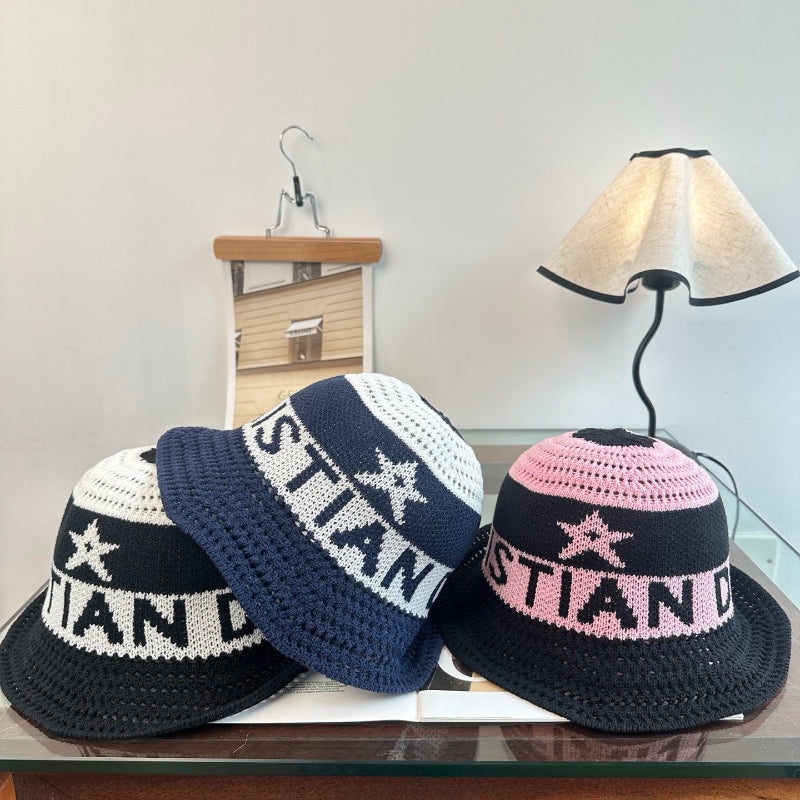 Sombrero de pescador de ganchillo con estrella y letras