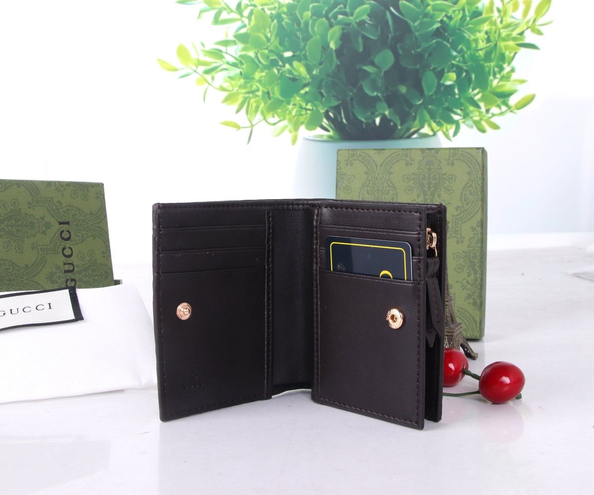 Cartera plegable con monograma en relieve 012