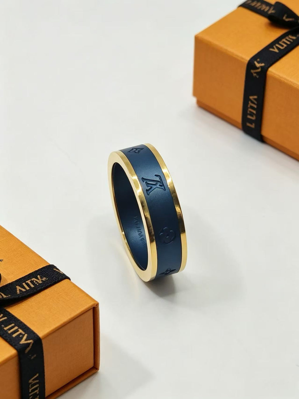 Anillo tipo banda bicolor con monograma - Tallas 6–11