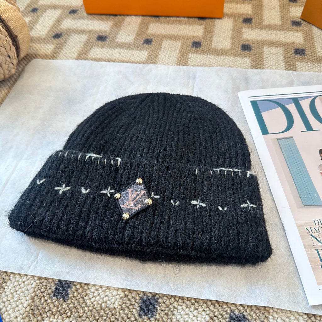 Gorro com Padrão, Dobra e Emblema Bordado